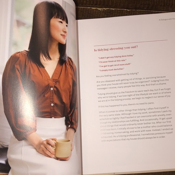 Marie Kondos tidy up minimalist coffee table hardcover book - Picture 6 of 11